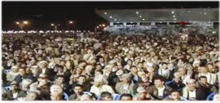 جانب من الحشود الجماهيرية المحتفلة وفاءً للرئيس السابق